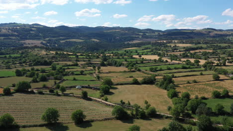 Flug-über-Bocage-Aveyron-Frankreich-Sonniger-Tag-Marvejols-Zentralmassiv